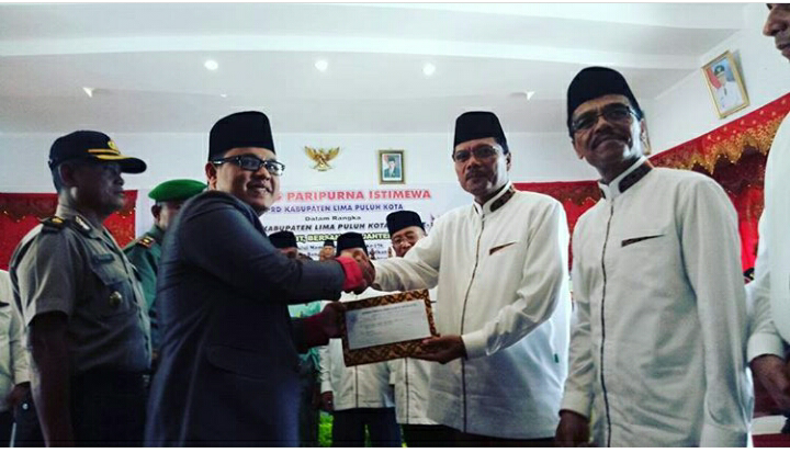 Ihsan Nuzula dilepas Bupati Irfendi bersama ketua DPRD Saffarudin sebelum keberangkatannya ke IRan